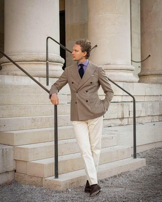 Comment porter un blazer en laine beige: Harmonise un blazer en laine beige avec un pantalon de costume blanc pour dégager classe et sophistication. Complète ce look avec une paire de mocassins à pampilles en daim marron foncé.