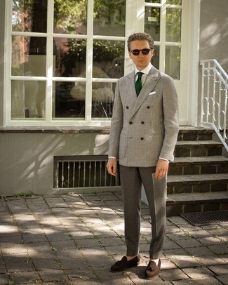 Comment porter un blazer blanc: Essaie d'associer un blazer blanc avec un pantalon de costume gris foncé pour un look pointu et élégant. Une paire de mocassins à pampilles en daim marron foncé est une option génial pour complèter cette tenue.