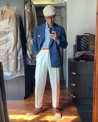 Tendances mode hommes: Pense à marier un blazer croisé bleu marine avec un pantalon de costume blanc pour un look classique et élégant. Décoince cette tenue avec une paire de chaussures bateau en cuir marron.