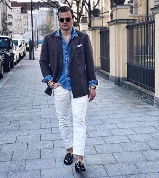 Comment porter une chemise en jean bleue: Pour une tenue aussi confortable que ton canapé, pense à marier une chemise en jean bleue avec un jean déchiré blanc. Une paire de mocassins à pampilles en cuir noirs ajoutera de l'élégance à un look simple.