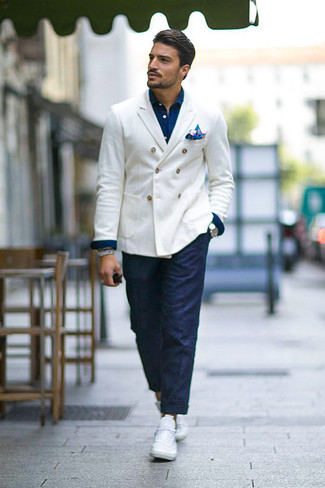 Comment porter une pochette de costume imprimée bleu marine et blanc: Pense à opter pour un blazer croisé blanc et une pochette de costume imprimée bleu marine et blanc pour obtenir un look relax mais stylé. Une paire de baskets basses blanches est une option parfait pour complèter cette tenue.