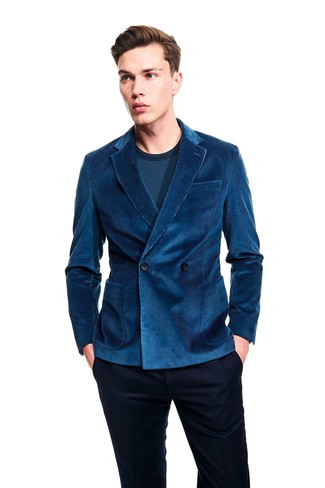 Comment porter un blazer croisé en velours côtelé bleu canard à 20 ans: Pense à marier un blazer croisé en velours côtelé bleu canard avec un pantalon de costume bleu marine pour un look classique et élégant.
