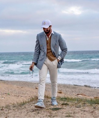 Comment porter un blazer croisé gris: Choisis un blazer croisé gris et un pantalon chino blanc pour créer un look chic et décontracté. Pourquoi ne pas ajouter une paire de chaussures de sport bleu clair à l'ensemble pour une allure plus décontractée?