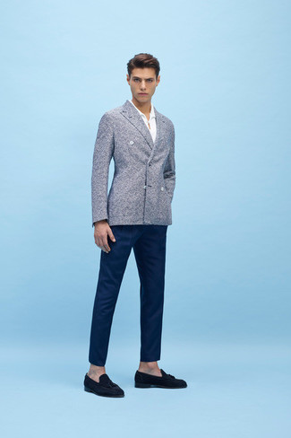 Tenue: Blazer croisé en laine gris, Chemise à manches longues blanche, Pantalon de costume bleu marine, Mocassins à pampilles en daim bleu marine