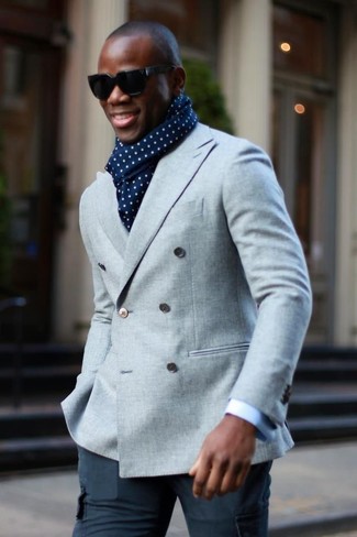 Comment porter un blazer croisé gris foncé avec une chemise de ville bleu clair: Pense à harmoniser un blazer croisé gris foncé avec une chemise de ville bleu clair pour un look classique et élégant.