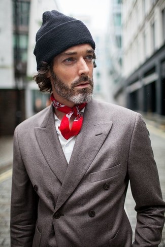 Comment porter un bandana rouge: Harmonise un blazer croisé gris foncé avec un bandana rouge pour une tenue confortable aussi composée avec goût.