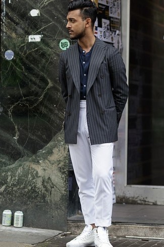 Comment porter un blazer à rayures verticales gris: Un blazer à rayures verticales gris et un pantalon chino blanc sont un choix de tenue idéale à avoir dans ton arsenal. Décoince cette tenue avec une paire de baskets montantes en toile blanches.