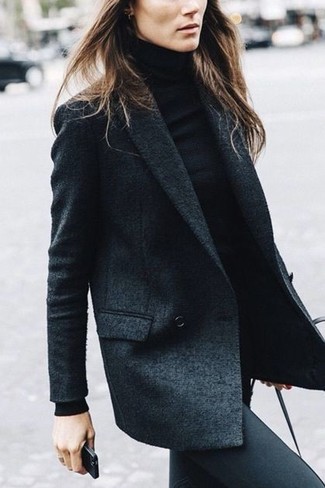 Comment porter un blazer croisé gris foncé: Opte pour un blazer croisé gris foncé avec un jean skinny noir pour affronter sans effort les défis que la journée te réserve.