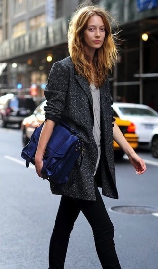 Comment porter un blazer gris: Marie un blazer gris avec un jean skinny noir pour affronter sans effort les défis que la journée te réserve.