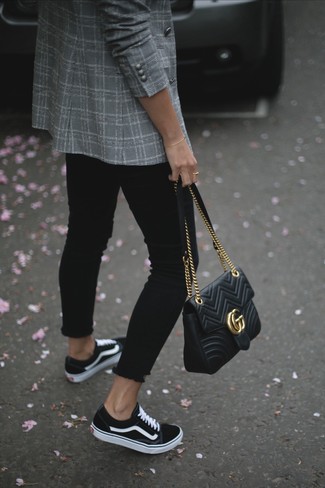 Comment porter un blazer argenté: Essaie de marier un blazer argenté avec un jean skinny noir pour une tenue confortable aussi composée avec goût. Jouez la carte décontractée pour les chaussures et fais d'une paire de baskets basses en toile noires et blanches ton choix de souliers.