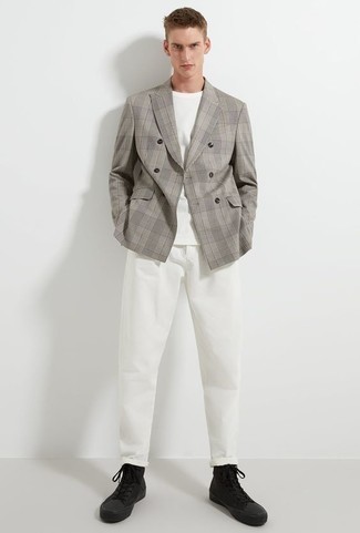 Tenue: Blazer croisé écossais gris, T-shirt à col rond blanc, Pantalon chino blanc, Baskets montantes en toile noires