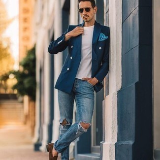 Comment porter une pochette de costume imprimée turquoise après 40 ans: Pense à harmoniser un blazer croisé bleu marine avec une pochette de costume imprimée turquoise pour un look de tous les jours facile à porter. Une paire de slippers en daim marron apportera une esthétique classique à l'ensemble.