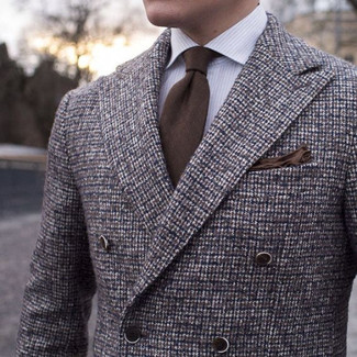 Comment porter un blazer à carreaux marron pour un style elégantes: Choisis un blazer à carreaux marron et une chemise de ville à rayures verticales blanche pour un look classique et élégant.