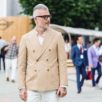 Comment porter un blazer croisé marron clair: Associe un blazer croisé marron clair avec un pantalon chino blanc pour créer un look chic et décontracté.