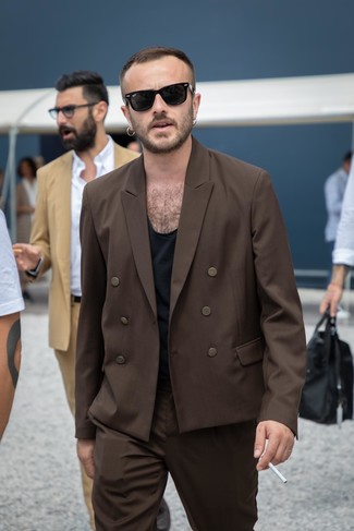 Comment porter un blazer croisé marron: Associe un blazer croisé marron avec un pantalon de costume marron foncé pour dégager classe et sophistication.