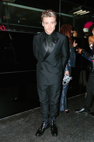 Tenue de Richard Madden: Blazer croisé noir, Chemise de ville noire, Pantalon de costume noir, Bottines chelsea en cuir noires