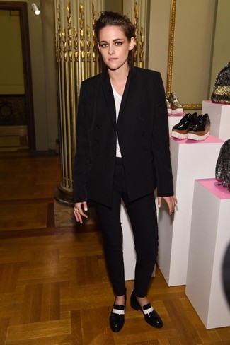 Tenue de Kristen Stewart: Blazer croisé noir, T-shirt à col en v blanc, Pantalon slim noir, Slippers en cuir noirs et blancs