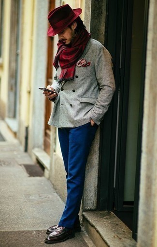 Comment porter un chapeau en laine rouge: Opte pour un blazer croisé écossais gris avec un chapeau en laine rouge pour un look idéal le week-end. Une paire de chaussures derby en cuir bordeaux est une façon simple d'améliorer ton look.