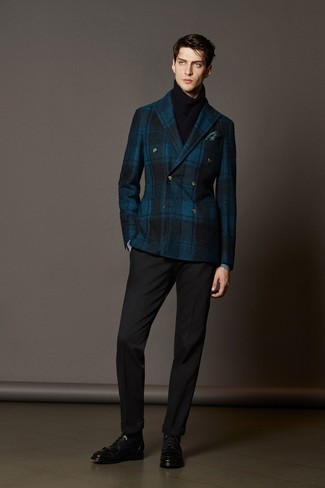 Tenue: Blazer croisé en laine écossais bleu marine, Pantalon de costume noir, Bottes habillées en cuir noires, Pochette de costume bleu canard