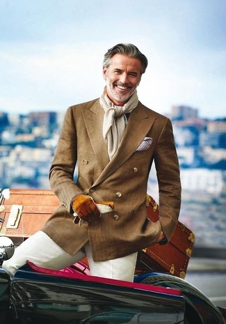 Comment porter un blazer croisé marron foncé quand il fait chaud: Choisis un blazer croisé marron foncé et un pantalon de costume beige pour un look pointu et élégant.
