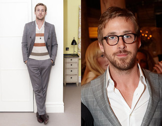 Tenue de Ryan Gosling: Blazer croisé gris, Pull à col en v à rayures horizontales beige, Chemise de ville blanche, Pantalon de costume gris