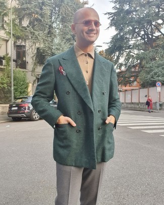Comment porter un blazer croisé en laine olive: Porte un blazer croisé en laine olive et un pantalon de costume gris pour une silhouette classique et raffinée.