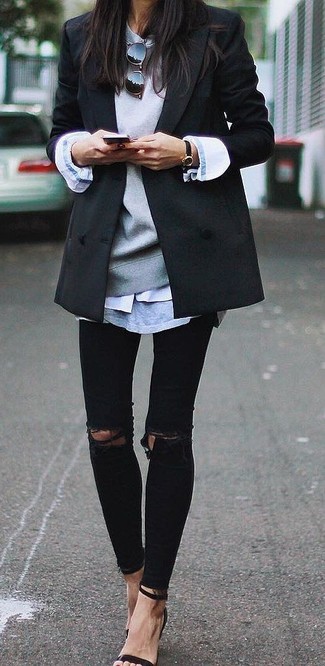 Comment porter un blazer croisé noir: Pour une tenue de tous les jours pleine de caractère et de personnalité harmonise un blazer croisé noir avec un jean skinny déchiré noir. Une paire de sandales à talons en cuir noires est une option parfait pour complèter cette tenue.
