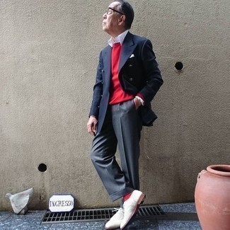 Comment porter des chaussettes rouges: Essaie de marier un blazer croisé bleu marine avec des chaussettes rouges pour une tenue idéale le week-end. D'une humeur créatrice? Assortis ta tenue avec une paire de chaussures brogues en daim blanches.