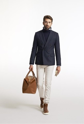 Tenue: Blazer croisé en laine bleu marine, Pull à col roulé bleu marine, Chemise à manches longues blanche, Pantalon chino beige