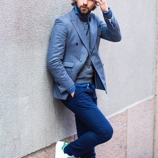 Comment porter un blazer croisé bleu clair pour un style chic decontractés: Harmonise un blazer croisé bleu clair avec un pantalon chino bleu marine pour un look idéal au travail. Pour les chaussures, fais un choix décontracté avec une paire de baskets basses en cuir blanc et vert.