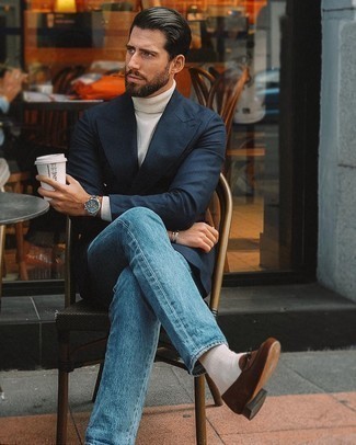 Comment porter des slippers en daim marron au printemps: Pense à porter un blazer croisé bleu marine et un jean bleu pour aller au bureau. Une paire de slippers en daim marron est une façon simple d'améliorer ton look. Ce look est un bel exemple du look hyper printanier.