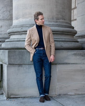 Comment porter un blazer en laine marron clair: Essaie d'associer un blazer en laine marron clair avec un jean bleu marine pour aller au bureau. D'une humeur audacieuse? Complète ta tenue avec une paire de slippers en daim marron foncé.