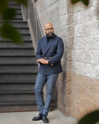 Comment porter un blazer bleu après 40 ans: Associer un blazer bleu avec un pantalon chino gris foncé est une option judicieux pour une journée au bureau. Jouez la carte classique pour les chaussures et choisis une paire de mocassins à pampilles en cuir noirs.