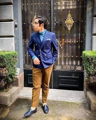 Un blazer à porter avec des slippers bleus: Porte un blazer et un pantalon de costume marron clair pour un look pointu et élégant. Une paire de slippers bleus est une option avisé pour complèter cette tenue.