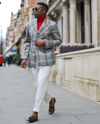Comment porter un pull à col roulé rouge: Pense à marier un pull à col roulé rouge avec un pantalon de costume blanc pour un look pointu et élégant. Une paire de mocassins à pampilles en cuir bordeaux est une option astucieux pour complèter cette tenue.
