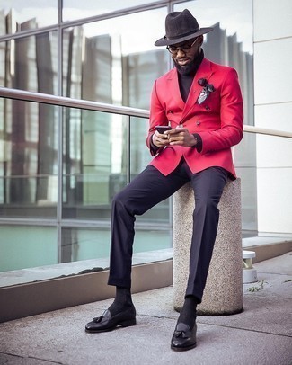 Comment porter un blazer croisé rouge: Choisis un blazer croisé rouge et un pantalon de costume bleu marine pour une silhouette classique et raffinée. Si tu veux éviter un look trop formel, complète cet ensemble avec une paire de mocassins à pampilles en cuir noirs.
