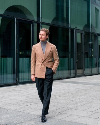 Comment porter un blazer en laine marron clair: Opte pour un blazer en laine marron clair avec un pantalon de costume gris foncé pour un look classique et élégant. Termine ce look avec une paire de mocassins à pampilles en cuir noirs.