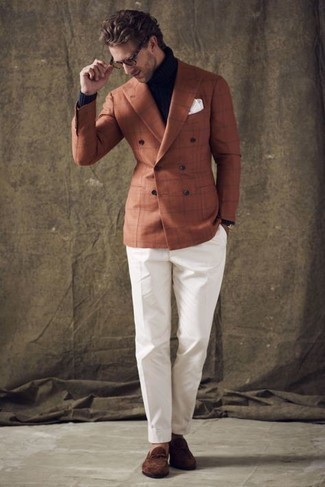 Comment porter un blazer à carreaux marron foncé: Associe un blazer à carreaux marron foncé avec un pantalon de costume blanc pour un look classique et élégant. Une paire de slippers en daim marron foncé est une option parfait pour complèter cette tenue.