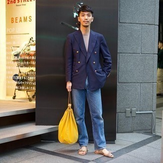 Comment s'habiller pour un style decontractés: Porte un blazer croisé bleu marine et un jean bleu pour créer un look chic et décontracté. Si tu veux éviter un look trop formel, assortis cette tenue avec une paire de sandales en toile marron clair.