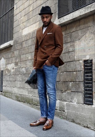 Un jean à porter avec des mocassins à pampilles marron: Essaie de marier un blazer croisé marron avec un jean pour aller au bureau. Choisis une paire de mocassins à pampilles marron pour afficher ton expertise vestimentaire.