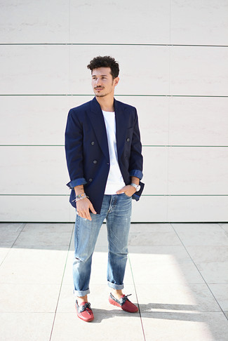 Un jean à porter avec un blazer croisé bleu marine: Harmonise un blazer croisé bleu marine avec un jean pour un look de tous les jours facile à porter. Si tu veux éviter un look trop formel, termine ce look avec une paire de mocassins en cuir rouges.