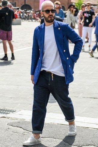 Un jean à porter avec un blazer croisé bleu marine: Pense à associer un blazer croisé bleu marine avec un jean pour un look idéal au travail. Si tu veux éviter un look trop formel, fais d'une paire de baskets basses en toile blanches ton choix de souliers.