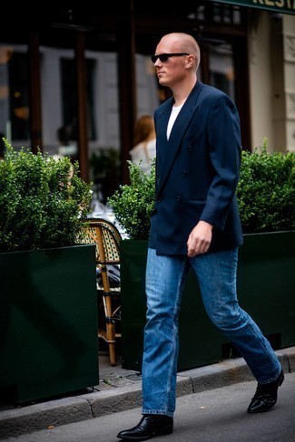 Un t-shirt à col rond à porter avec un blazer bleu marine et blanc: Associe un blazer bleu marine et blanc avec un t-shirt à col rond pour créer un look chic et décontracté. Une paire de bottines chelsea en cuir noires apportera une esthétique classique à l'ensemble.