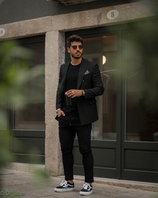 Comment porter un jean skinny noir: Opte pour un blazer croisé noir avec un jean skinny noir pour un look idéal au travail. Pourquoi ne pas ajouter une paire de baskets basses en toile noires et blanches à l'ensemble pour une allure plus décontractée?