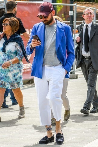Comment porter un blazer croisé bleu: Pense à harmoniser un blazer croisé bleu avec un pantalon chino blanc pour un look idéal au travail. Ajoute une paire de slippers en daim à franges noirs à ton look pour une amélioration instantanée de ton style.