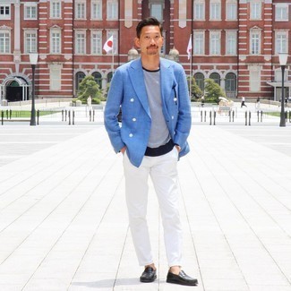 Comment porter un blazer croisé bleu: Essaie de marier un blazer croisé bleu avec un pantalon chino blanc pour achever un look habillé mais pas trop. Une paire de slippers en cuir noirs apportera une esthétique classique à l'ensemble.