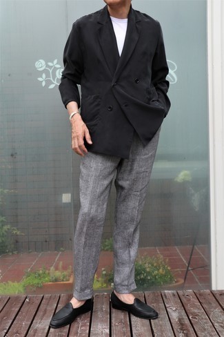 Comment porter un blazer noir avec un pantalon chino gris quand il fait chaud: Choisis un blazer noir et un pantalon chino gris pour achever un look habillé mais pas trop. Une paire de slippers en cuir noirs rendra élégant même le plus décontracté des looks.