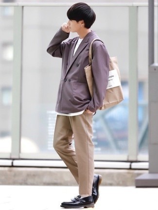 Tenue: Blazer croisé violet, T-shirt à col rond blanc, Pantalon chino marron clair, Slippers en cuir à franges noirs