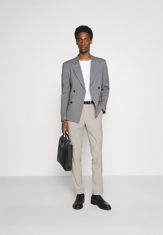 Tenue: Blazer croisé gris, T-shirt à col rond blanc, Pantalon chino beige, Slippers en cuir noirs