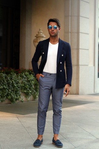 Comment porter un blazer bleu avec un pantalon gris en été à 30 ans: Harmonise un blazer bleu avec un pantalon gris pour un look classique et élégant. Opte pour une paire de mocassins à pampilles en daim bleu marine pour afficher ton expertise vestimentaire. Une tenue géniale qui sent bon l'été.